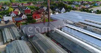 靠近温室的欧洲村庄，德国欧洲村庄附近的一个大型温室综合体